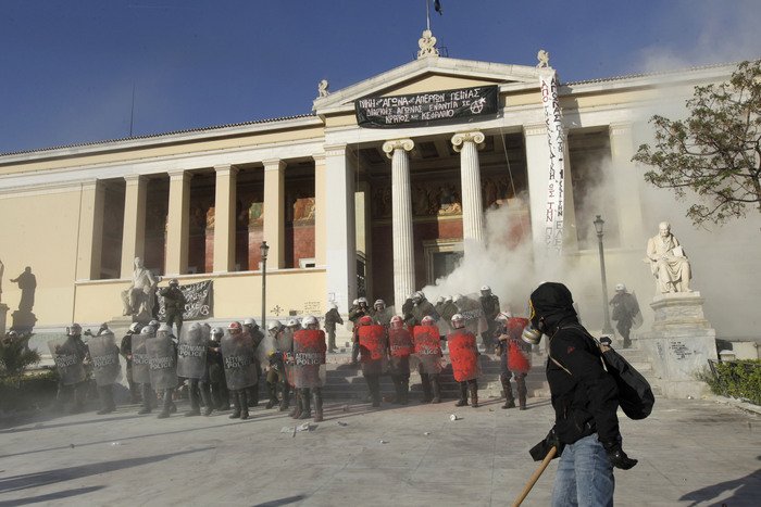 Δεν έχει ξαναγίνει: Αντιεξουσιαστές ψεκάζουν τα ΜΑΤ και τους επιτίθενται με καδρόνια [εικόνες & βίντεο] | iefimerida.gr 6