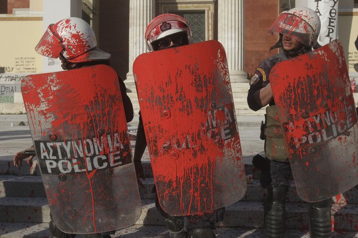 Δεν έχει ξαναγίνει: Αντιεξουσιαστές ψεκάζουν τα ΜΑΤ και τους επιτίθενται με καδρόνια [εικόνες & βίντεο] | iefimerida.gr 7