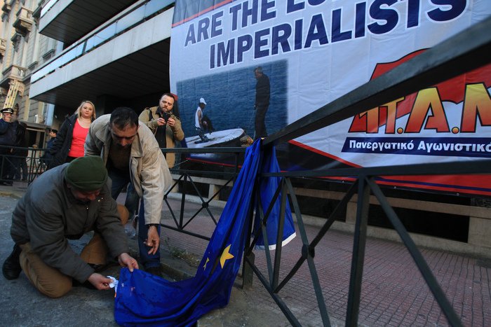 Κρέμασαν πανό και έκαψαν τη σημαία της ΕΕ στα γραφεία της Ευρωπαϊκής Ενωσης[εικόνες] | iefimerida.gr 3