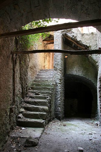 Το πιο απόκοσμο χωριό της Μεσογείου: Ρημαγμένα αρχοντικά, σοκάκια λαβύρινθοι -Το εγκατέλειψαν οι κάτοικοί του λόγω των σεισμών [εικόνες] | iefimerida.gr 7