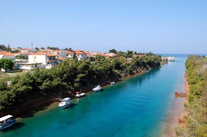 Το κανάλι που χωρίζει το 1ο πόδι της Χαλκιδικής στα δύο -Πεύκα ως τα τιρκουάζ νερά και βάρκες αγκυροβολημένες κάτω από τα σπίτια [εικόνες] | iefimerida.gr 3