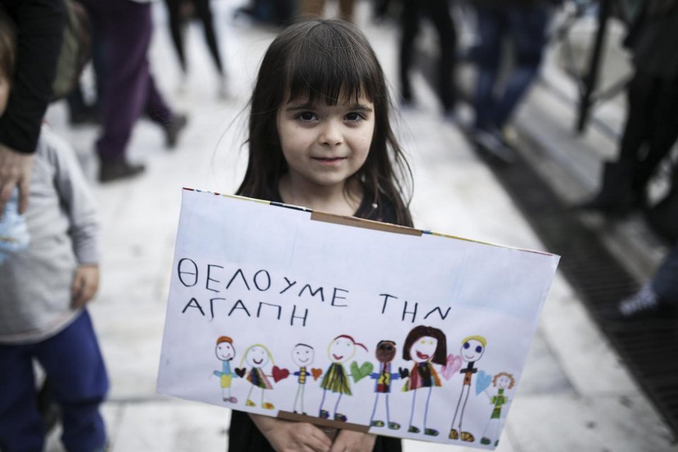 Πρόσφυγες και μετανάστες έστειλαν SOS από το Σύνταγμα: «Οχι άλλοι θάνατοι στη Μεσόγειο» [εικόνες] | iefimerida.gr 1