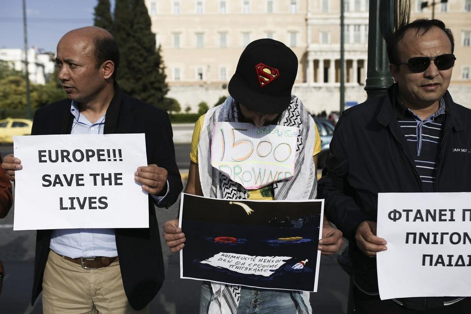Πρόσφυγες και μετανάστες έστειλαν SOS από το Σύνταγμα: «Οχι άλλοι θάνατοι στη Μεσόγειο» [εικόνες] | iefimerida.gr 5