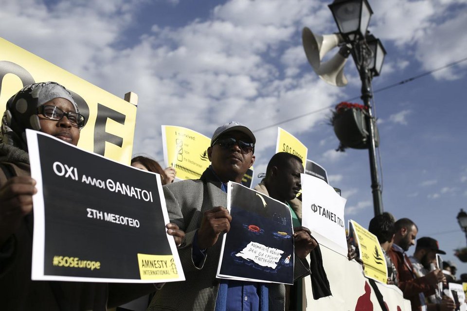 Πρόσφυγες και μετανάστες έστειλαν SOS από το Σύνταγμα: «Οχι άλλοι θάνατοι στη Μεσόγειο» [εικόνες] | iefimerida.gr 6