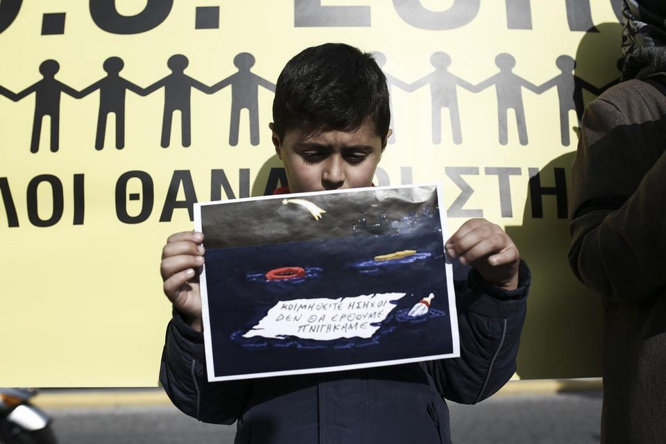 Πρόσφυγες και μετανάστες έστειλαν SOS από το Σύνταγμα: «Οχι άλλοι θάνατοι στη Μεσόγειο» [εικόνες] | iefimerida.gr 7