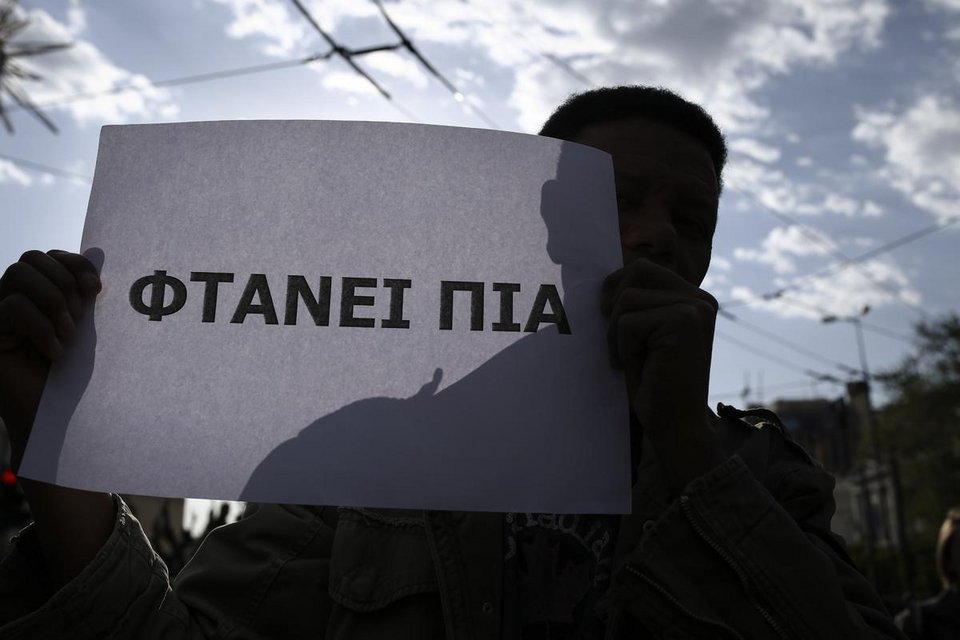 Πρόσφυγες και μετανάστες έστειλαν SOS από το Σύνταγμα: «Οχι άλλοι θάνατοι στη Μεσόγειο» [εικόνες] | iefimerida.gr 8