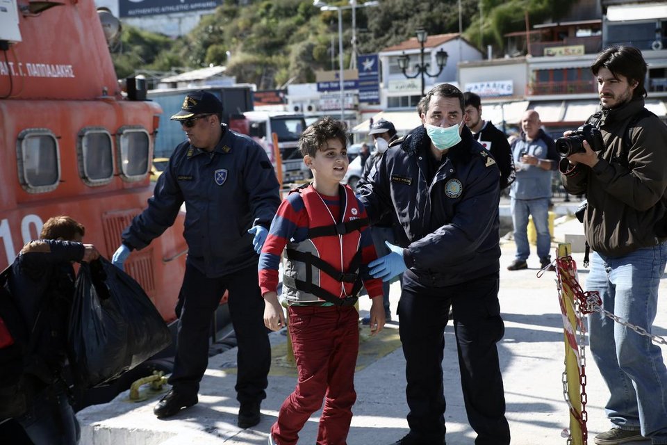 Μια ακόμη διάσωση μεταναστών από το Λιμενικό - Θα φιλοξενηθούν στο κλειστό Πικερμίου [εικόνες] | iefimerida.gr 0