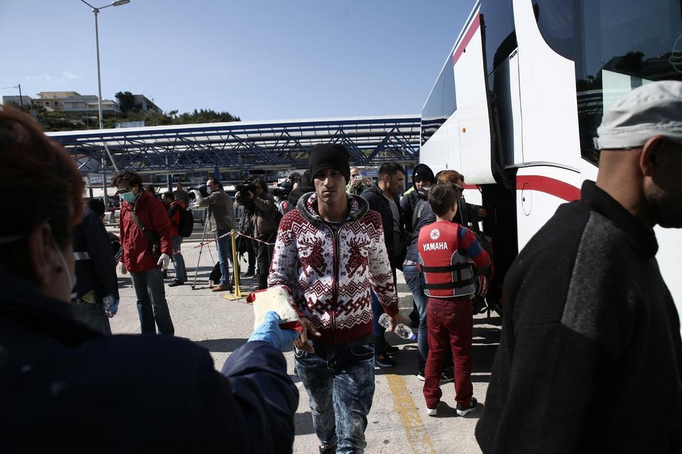Μια ακόμη διάσωση μεταναστών από το Λιμενικό - Θα φιλοξενηθούν στο κλειστό Πικερμίου [εικόνες] | iefimerida.gr 1