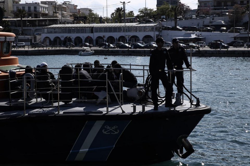 Μια ακόμη διάσωση μεταναστών από το Λιμενικό - Θα φιλοξενηθούν στο κλειστό Πικερμίου [εικόνες] | iefimerida.gr 2