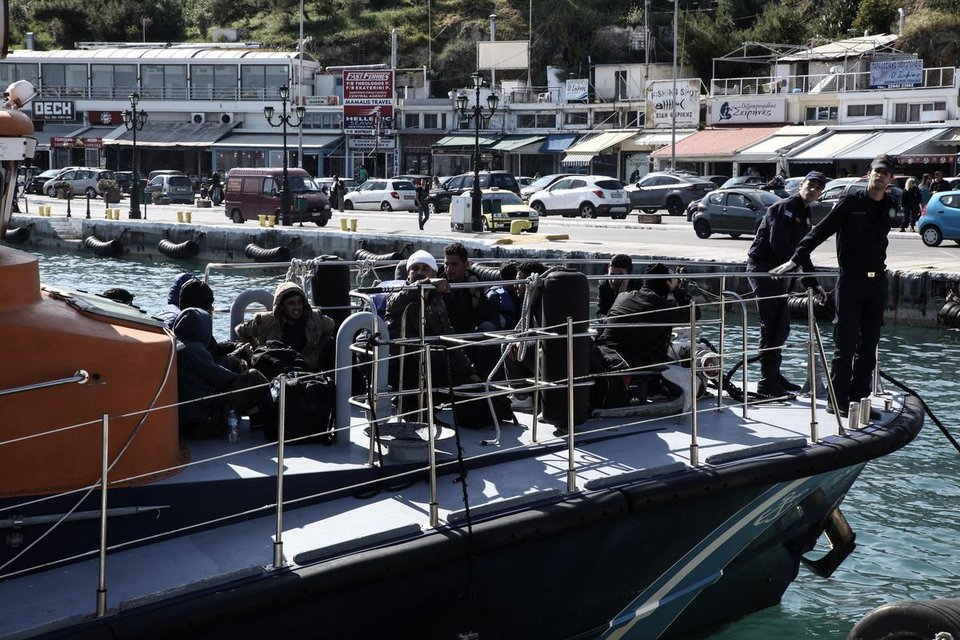 Μια ακόμη διάσωση μεταναστών από το Λιμενικό - Θα φιλοξενηθούν στο κλειστό Πικερμίου [εικόνες] | iefimerida.gr 3