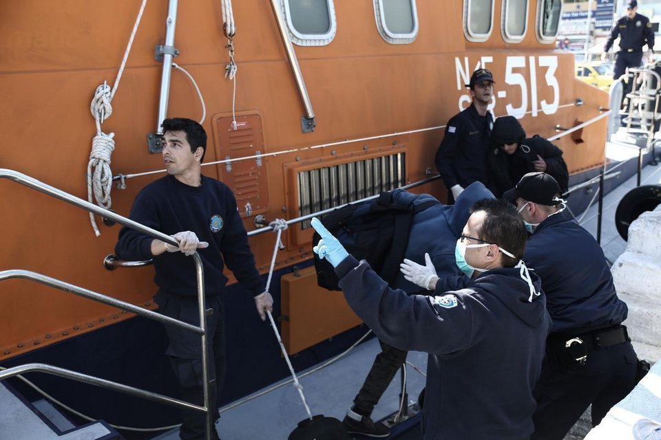 Μια ακόμη διάσωση μεταναστών από το Λιμενικό - Θα φιλοξενηθούν στο κλειστό Πικερμίου [εικόνες] | iefimerida.gr 4