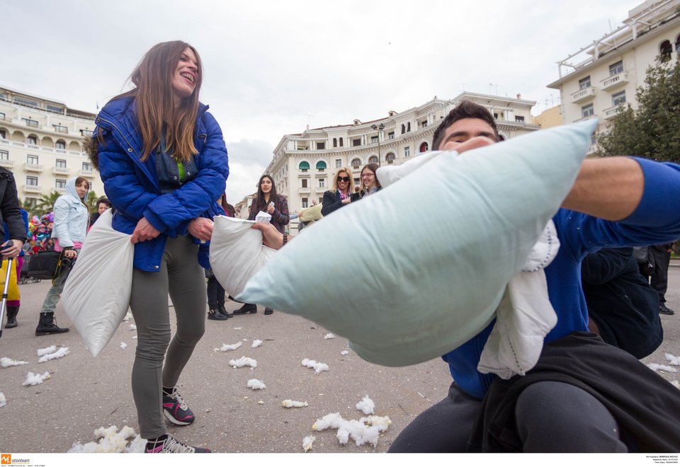 Μαξιλαροπόλεμος στο κέντρο της Αθήνας και της Θεσσαλονίκης – Εκατοντάδες πολίτες έστειλαν μήνυμα κατά της βίας [εικόνες] | iefimerida.gr 0