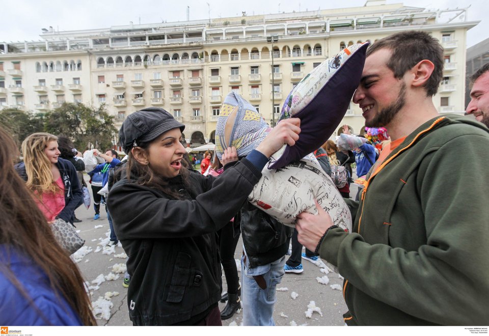 Μαξιλαροπόλεμος στο κέντρο της Αθήνας και της Θεσσαλονίκης – Εκατοντάδες πολίτες έστειλαν μήνυμα κατά της βίας [εικόνες] | iefimerida.gr 1