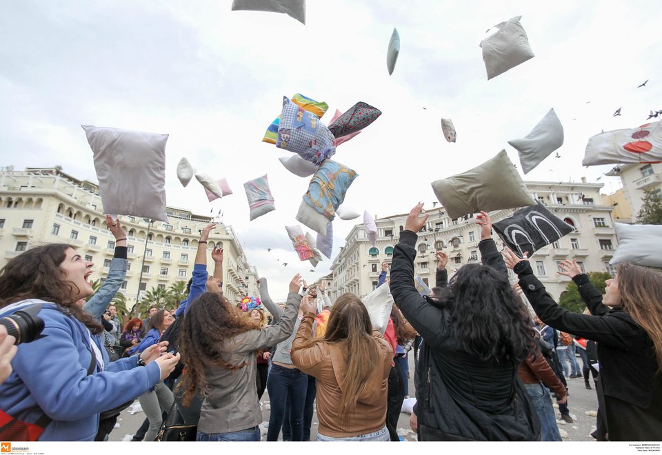 Μαξιλαροπόλεμος στο κέντρο της Αθήνας και της Θεσσαλονίκης – Εκατοντάδες πολίτες έστειλαν μήνυμα κατά της βίας [εικόνες] | iefimerida.gr 2