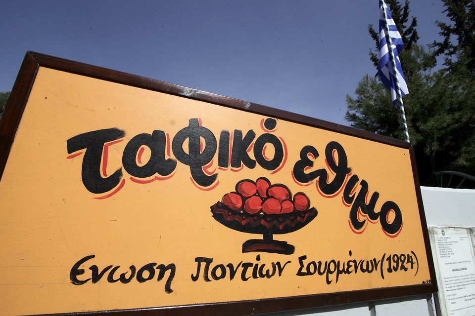 Εστησαν τραπέζι πάνω στους τάφους -Ενα ιδιαίτερο ποντιακό έθιμο [εικόνες] | iefimerida.gr 0