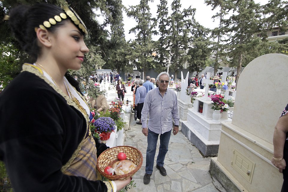 Εστησαν τραπέζι πάνω στους τάφους -Ενα ιδιαίτερο ποντιακό έθιμο [εικόνες] | iefimerida.gr 1