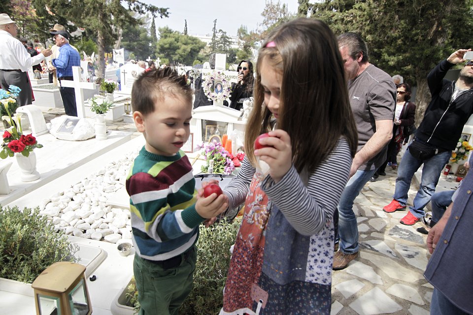 Εστησαν τραπέζι πάνω στους τάφους -Ενα ιδιαίτερο ποντιακό έθιμο [εικόνες] | iefimerida.gr 2