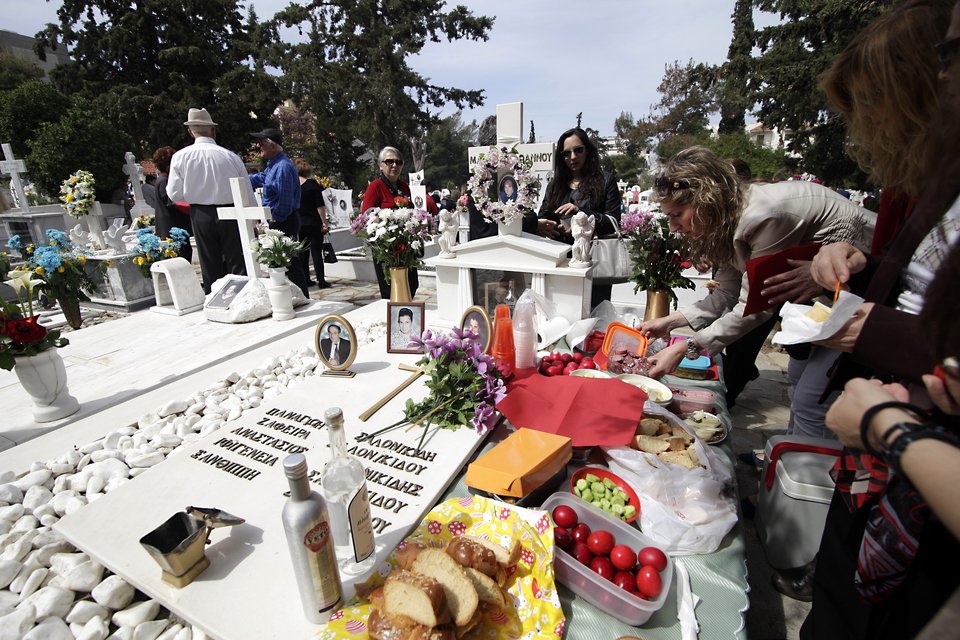 Εστησαν τραπέζι πάνω στους τάφους -Ενα ιδιαίτερο ποντιακό έθιμο [εικόνες] | iefimerida.gr 3