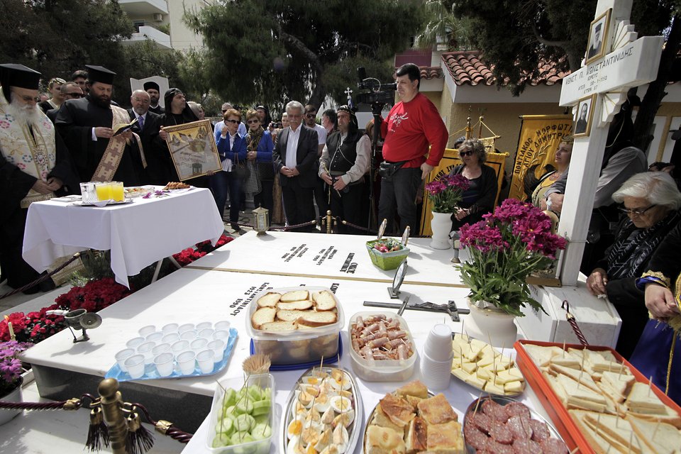 Εστησαν τραπέζι πάνω στους τάφους -Ενα ιδιαίτερο ποντιακό έθιμο [εικόνες] | iefimerida.gr 4