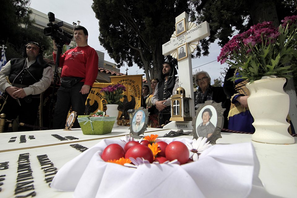 Εστησαν τραπέζι πάνω στους τάφους -Ενα ιδιαίτερο ποντιακό έθιμο [εικόνες] | iefimerida.gr 5