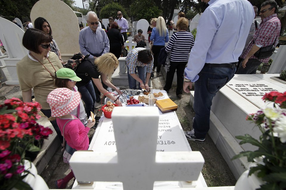 Εστησαν τραπέζι πάνω στους τάφους -Ενα ιδιαίτερο ποντιακό έθιμο [εικόνες] | iefimerida.gr 6