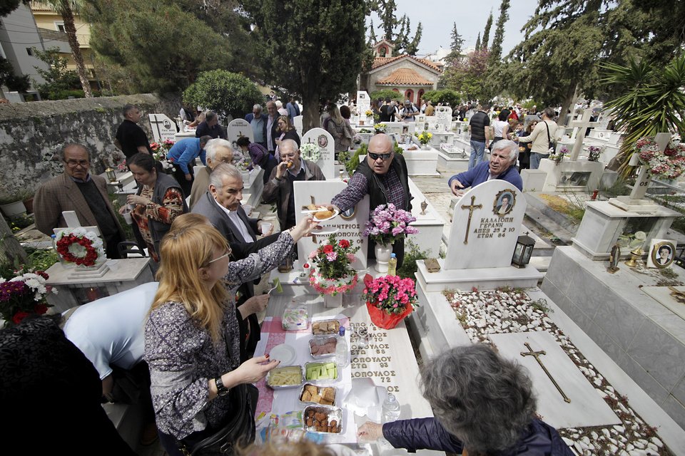 Εστησαν τραπέζι πάνω στους τάφους -Ενα ιδιαίτερο ποντιακό έθιμο [εικόνες] | iefimerida.gr 7