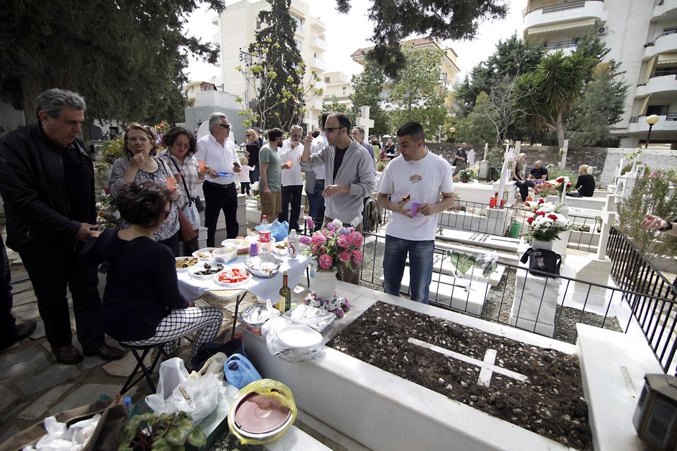 Εστησαν τραπέζι πάνω στους τάφους -Ενα ιδιαίτερο ποντιακό έθιμο [εικόνες] | iefimerida.gr 8