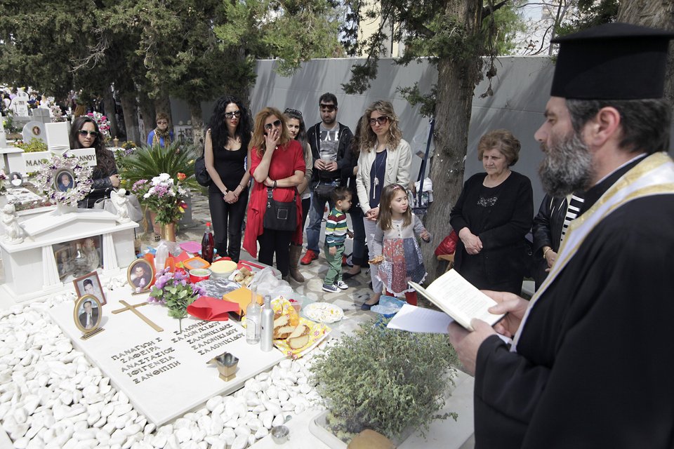 Εστησαν τραπέζι πάνω στους τάφους -Ενα ιδιαίτερο ποντιακό έθιμο [εικόνες] | iefimerida.gr 9