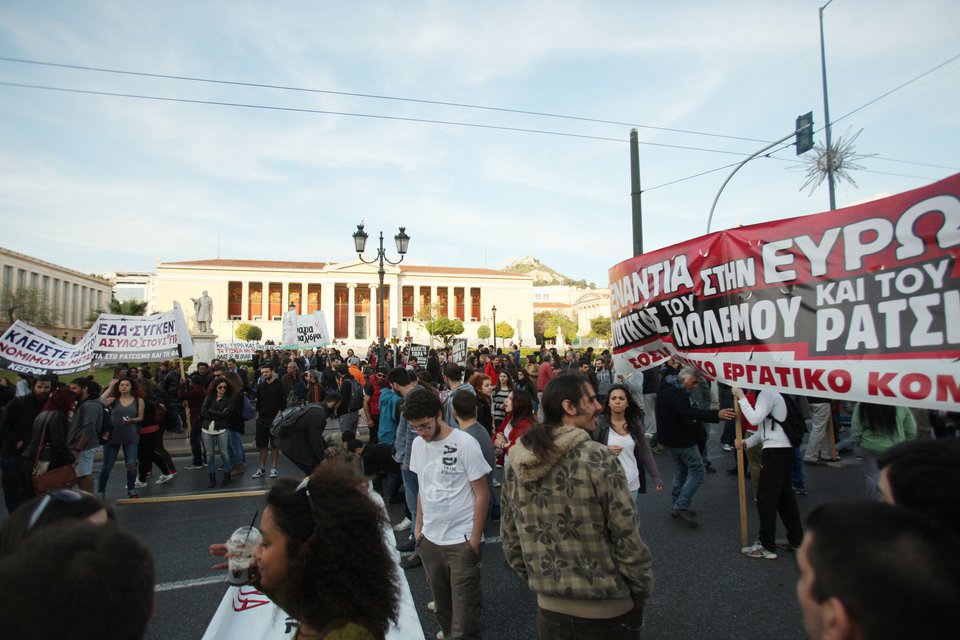 Κρέμασαν πανό και έκαψαν τη σημαία της ΕΕ στα γραφεία της Ευρωπαϊκής Ενωσης[εικόνες] | iefimerida.gr 7