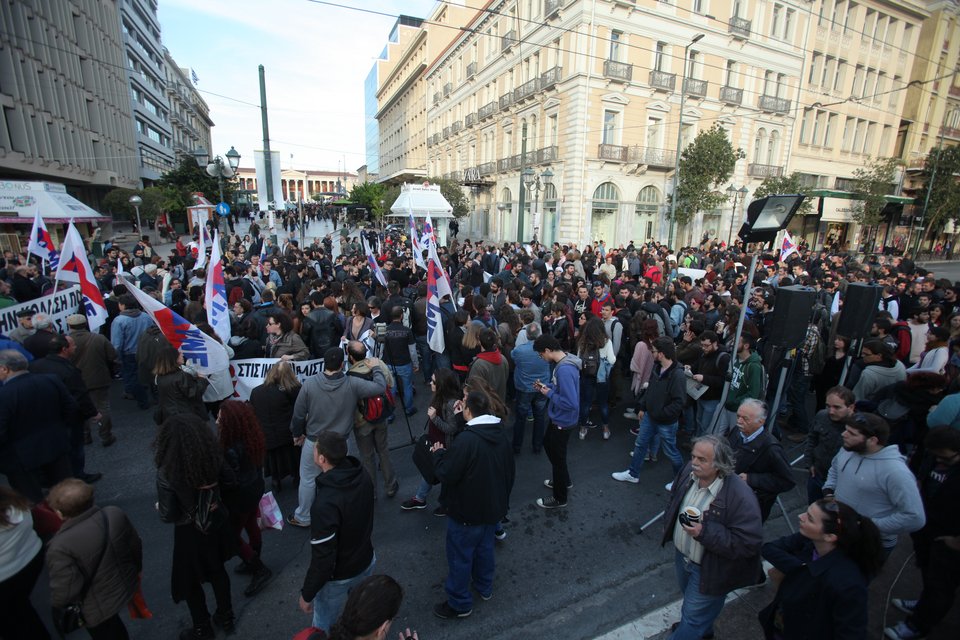 Κρέμασαν πανό και έκαψαν τη σημαία της ΕΕ στα γραφεία της Ευρωπαϊκής Ενωσης[εικόνες] | iefimerida.gr 8