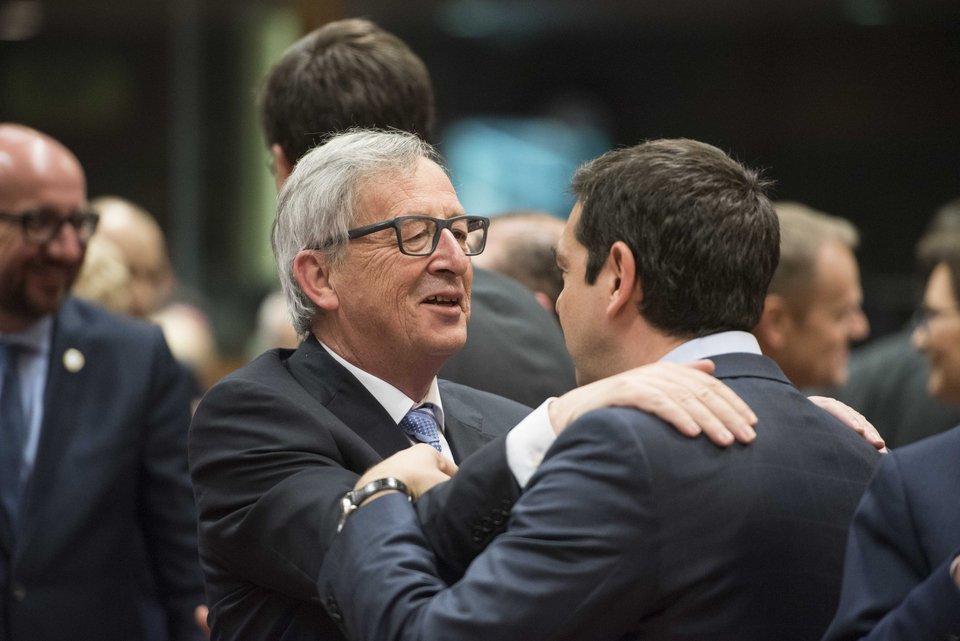 Χαλαρός και ευδιάθετος ο Τσίπρας – Τα χάδια του Γιούνκερ, τα χαμόγελα με τους άλλους ηγέτες [εικόνες] | iefimerida.gr 0