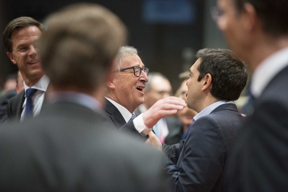 Χαλαρός και ευδιάθετος ο Τσίπρας – Τα χάδια του Γιούνκερ, τα χαμόγελα με τους άλλους ηγέτες [εικόνες] | iefimerida.gr 1