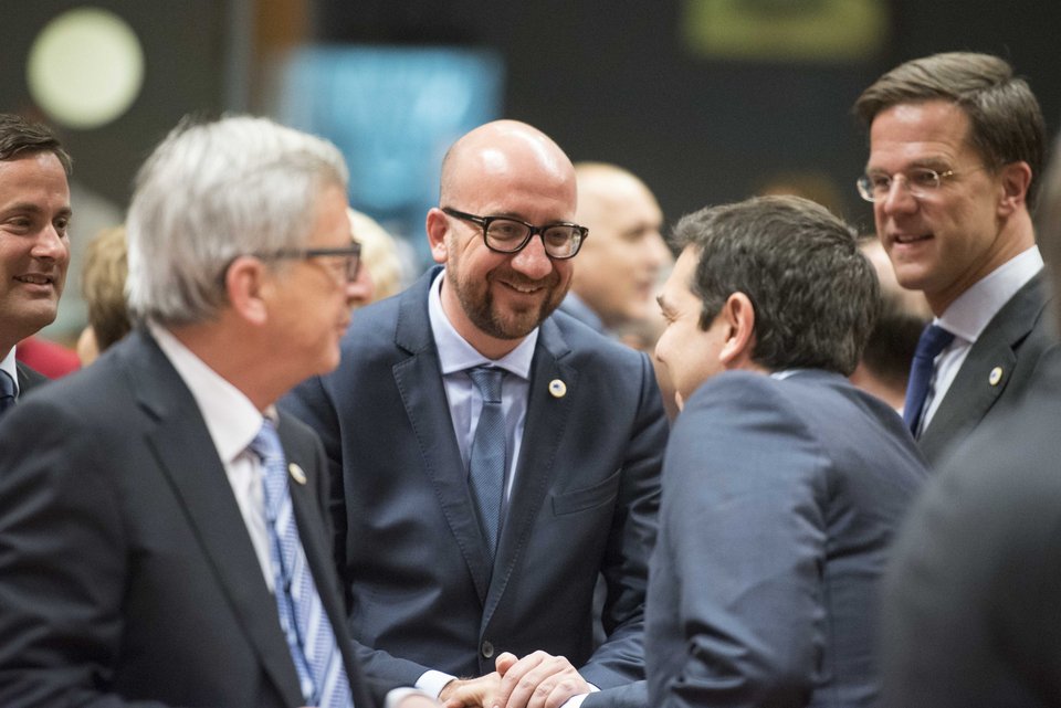 Χαλαρός και ευδιάθετος ο Τσίπρας – Τα χάδια του Γιούνκερ, τα χαμόγελα με τους άλλους ηγέτες [εικόνες] | iefimerida.gr 2