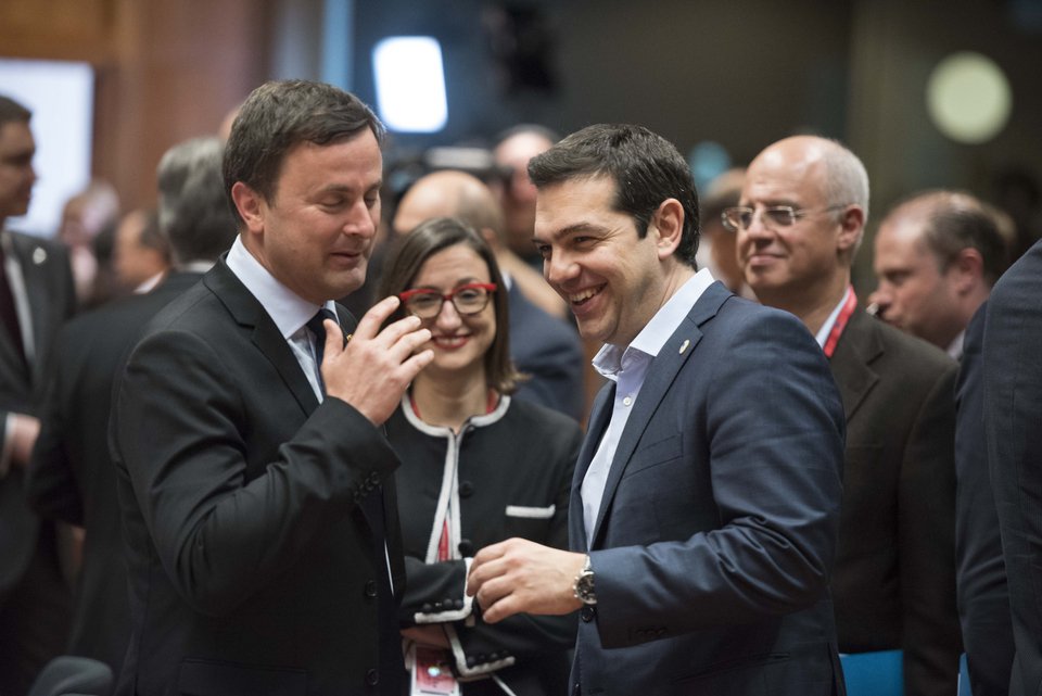 Χαλαρός και ευδιάθετος ο Τσίπρας – Τα χάδια του Γιούνκερ, τα χαμόγελα με τους άλλους ηγέτες [εικόνες] | iefimerida.gr 6