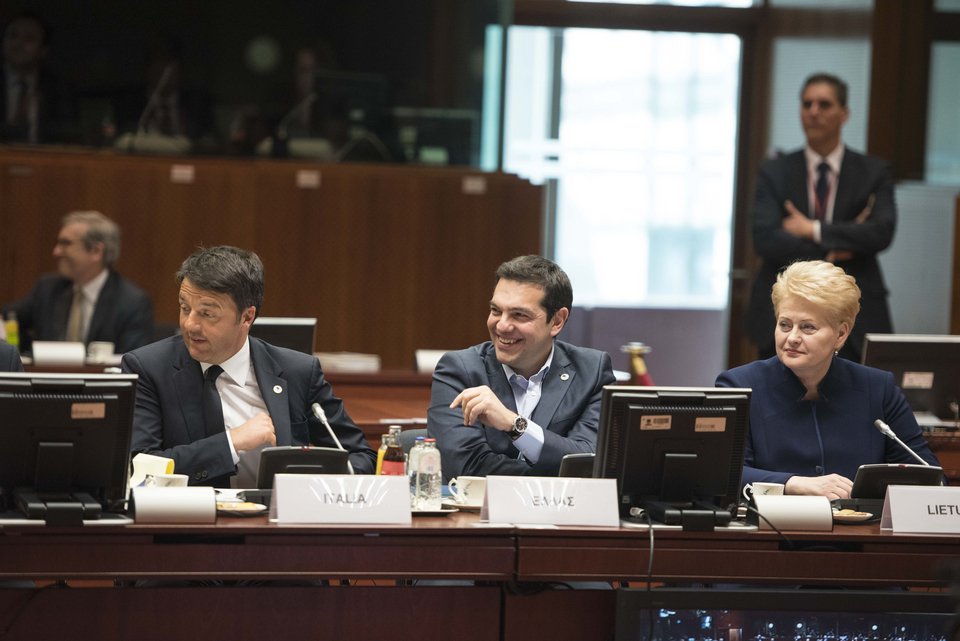 Χαλαρός και ευδιάθετος ο Τσίπρας – Τα χάδια του Γιούνκερ, τα χαμόγελα με τους άλλους ηγέτες [εικόνες] | iefimerida.gr 7