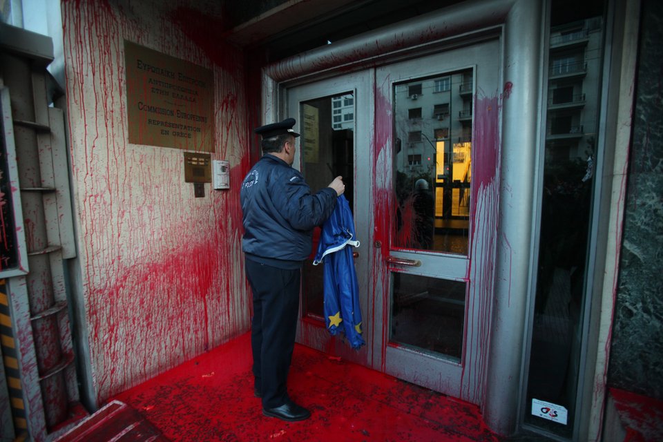 Κρέμασαν πανό και έκαψαν τη σημαία της ΕΕ στα γραφεία της Ευρωπαϊκής Ενωσης[εικόνες] | iefimerida.gr 6