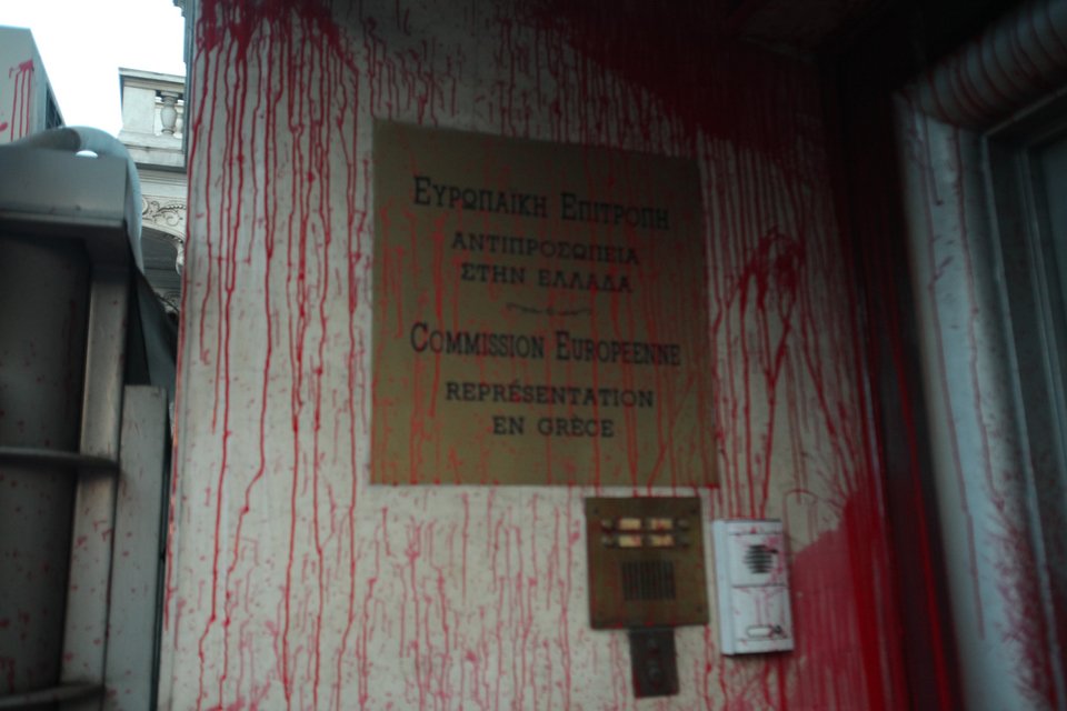 Κρέμασαν πανό και έκαψαν τη σημαία της ΕΕ στα γραφεία της Ευρωπαϊκής Ενωσης[εικόνες] | iefimerida.gr 5