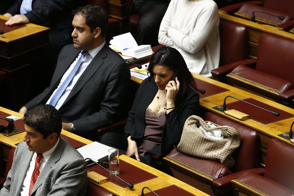 H Kεφαλογιάννη με δαντελένιο νεγκλιζέ μπλουζάκι τρελαίνει τους φωτογράφους στη Βουλή [εικόνες] | iefimerida.gr 1