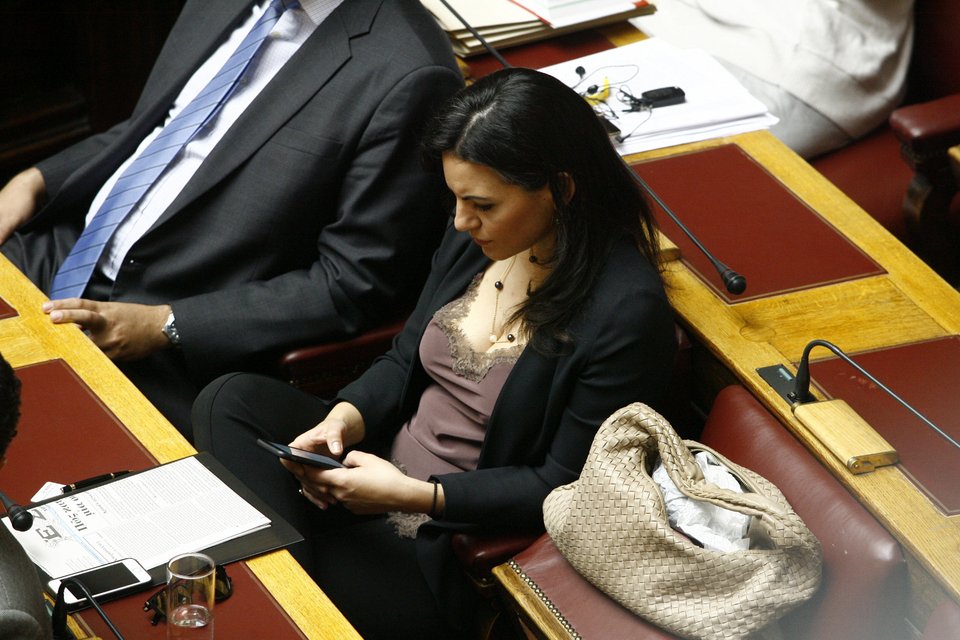 H Kεφαλογιάννη με δαντελένιο νεγκλιζέ μπλουζάκι τρελαίνει τους φωτογράφους στη Βουλή [εικόνες] | iefimerida.gr 0