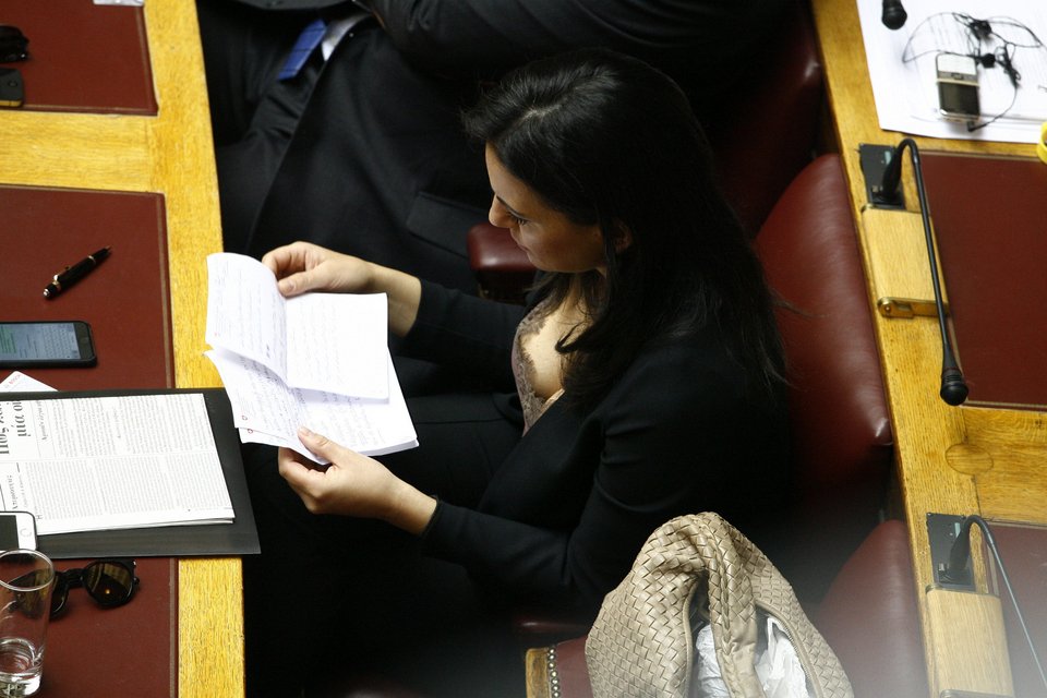 H Kεφαλογιάννη με δαντελένιο νεγκλιζέ μπλουζάκι τρελαίνει τους φωτογράφους στη Βουλή [εικόνες] | iefimerida.gr 2