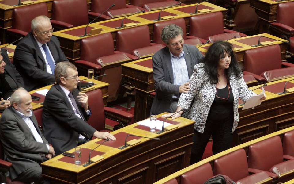 Eκτός εαυτού η Αννα Βαγενά στη Βουλή -Φωνάζει όρθια, την συγκρατούν για να μην επιτεθεί στον Λοβέρδο [εικόνες] | iefimerida.gr 4