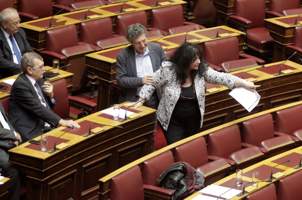 Eκτός εαυτού η Αννα Βαγενά στη Βουλή -Φωνάζει όρθια, την συγκρατούν για να μην επιτεθεί στον Λοβέρδο [εικόνες] | iefimerida.gr 3