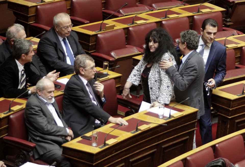 Eκτός εαυτού η Αννα Βαγενά στη Βουλή -Φωνάζει όρθια, την συγκρατούν για να μην επιτεθεί στον Λοβέρδο [εικόνες] | iefimerida.gr 0