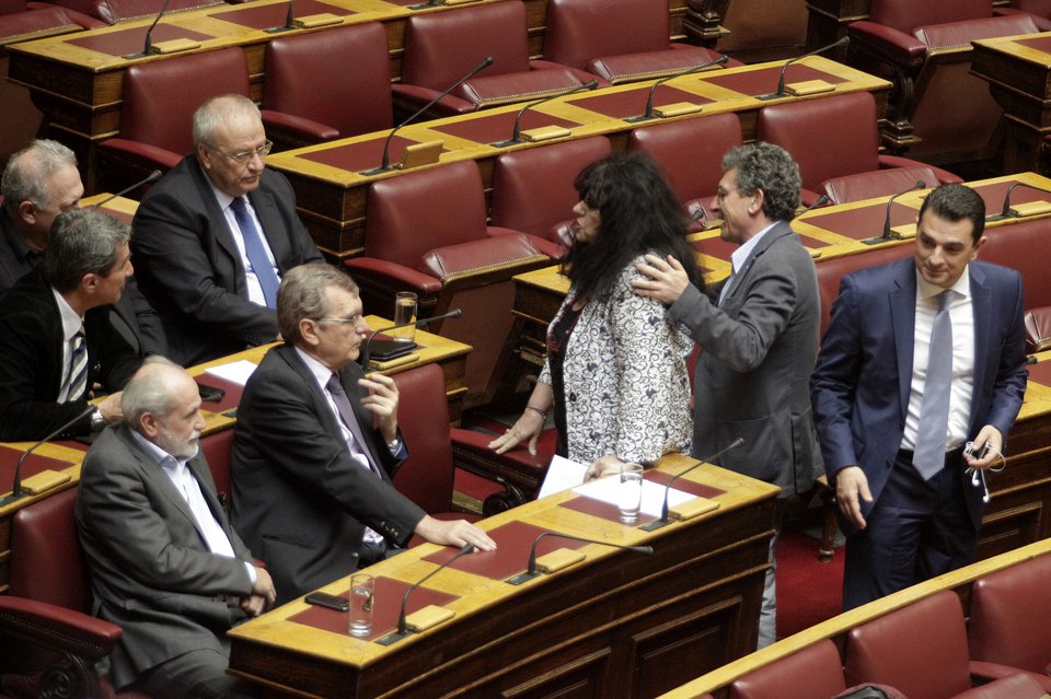 Eκτός εαυτού η Αννα Βαγενά στη Βουλή -Φωνάζει όρθια, την συγκρατούν για να μην επιτεθεί στον Λοβέρδο [εικόνες] | iefimerida.gr 1