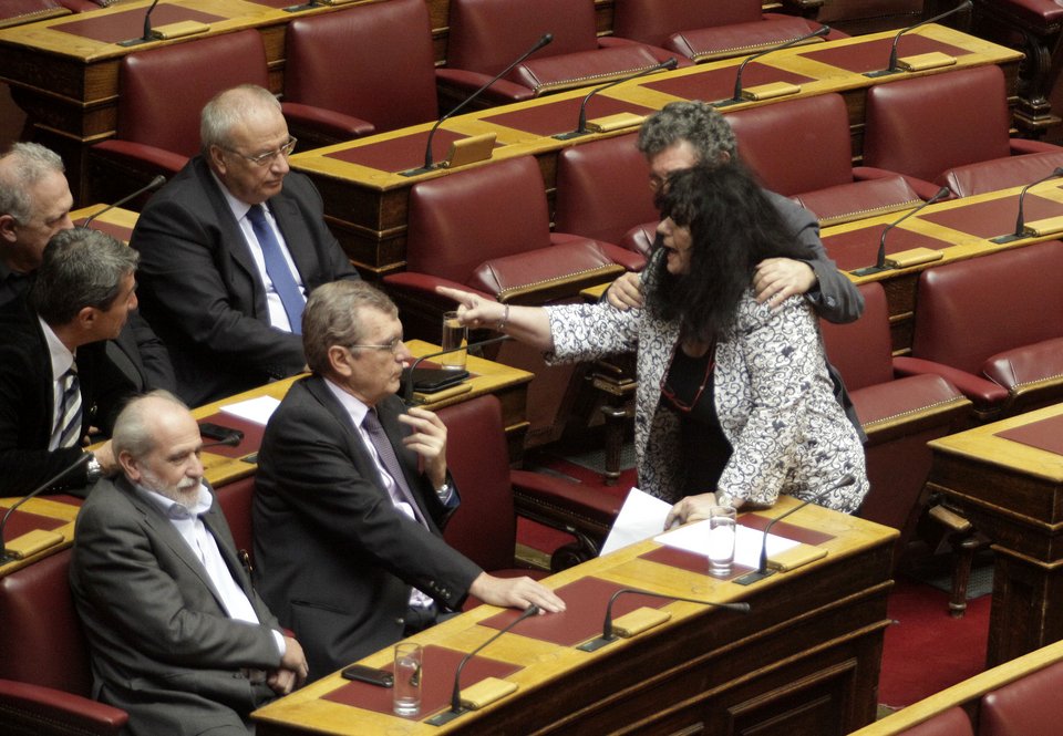Eκτός εαυτού η Αννα Βαγενά στη Βουλή -Φωνάζει όρθια, την συγκρατούν για να μην επιτεθεί στον Λοβέρδο [εικόνες] | iefimerida.gr 2