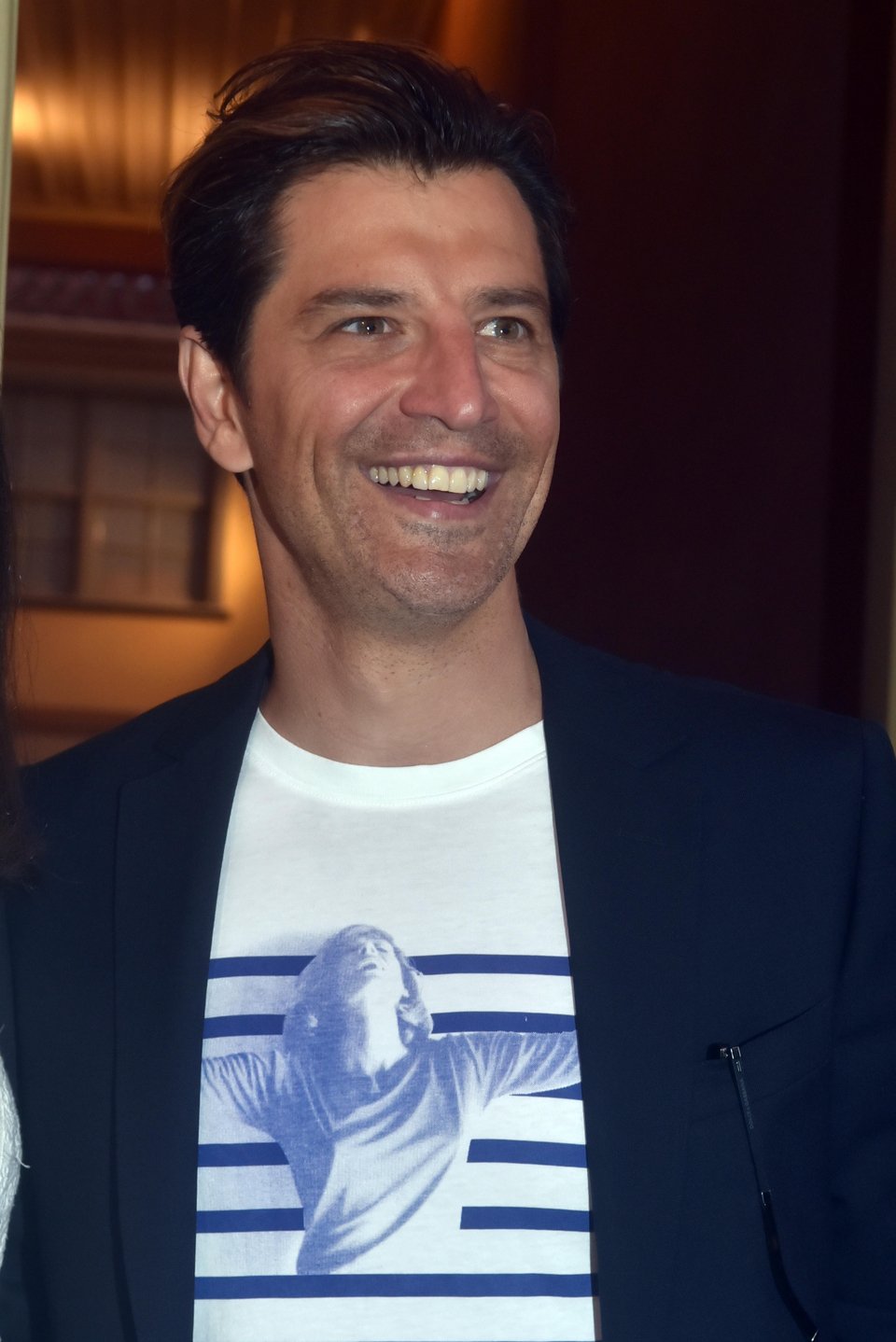 Ο Ρουβάς φόρεσε το μπλουζάκι που σχεδίασε ο Jean Paul Gaultier προς τιμήν της Μελίνας Μερκούρη [εικόνες & βίντεο] | iefimerida.gr 5