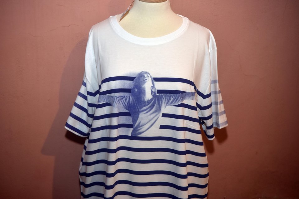 Ο Ρουβάς φόρεσε το μπλουζάκι που σχεδίασε ο Jean Paul Gaultier προς τιμήν της Μελίνας Μερκούρη [εικόνες & βίντεο] | iefimerida.gr 4