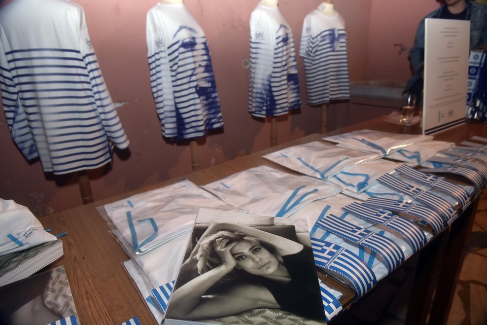 Ο Ρουβάς φόρεσε το μπλουζάκι που σχεδίασε ο Jean Paul Gaultier προς τιμήν της Μελίνας Μερκούρη [εικόνες & βίντεο] | iefimerida.gr 3