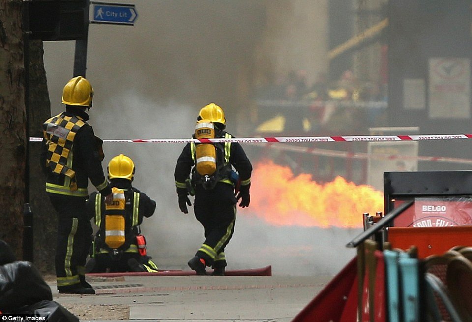 Το Λονδίνο στο σκοτάδι: Υπόγεια πυρκαγιά προκάλεσε γενικό μπλακ άουτ [εικόνες] | iefimerida.gr 0