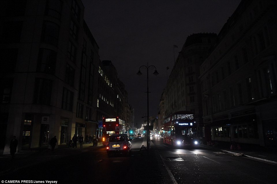 Το Λονδίνο στο σκοτάδι: Υπόγεια πυρκαγιά προκάλεσε γενικό μπλακ άουτ [εικόνες] | iefimerida.gr 3